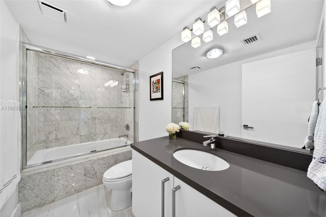 For Sale: $1,395,000 (2 beds, 2 baths, 1037 Square Feet)