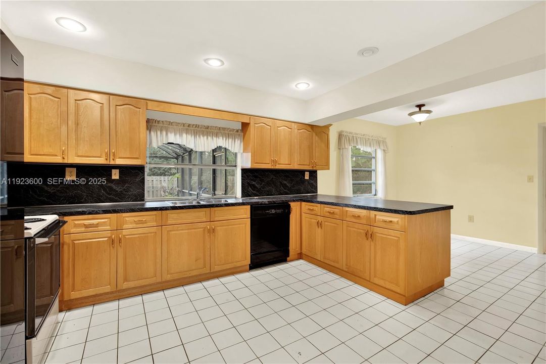 En Venta: $1,100,000 (4 camas, 2 baños, 2529 Pies cuadrados)