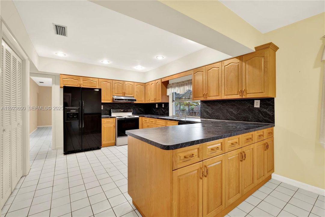 En Venta: $1,100,000 (4 camas, 2 baños, 2529 Pies cuadrados)