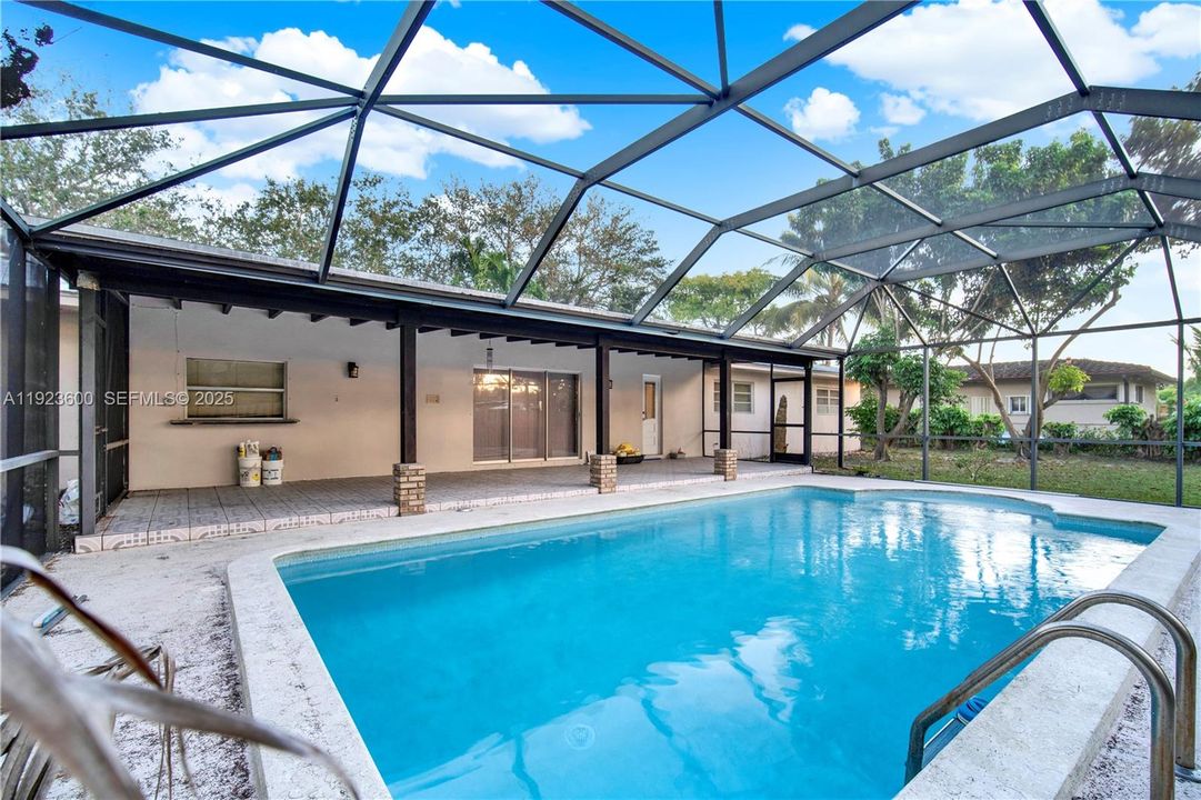 En Venta: $1,100,000 (4 camas, 2 baños, 2529 Pies cuadrados)