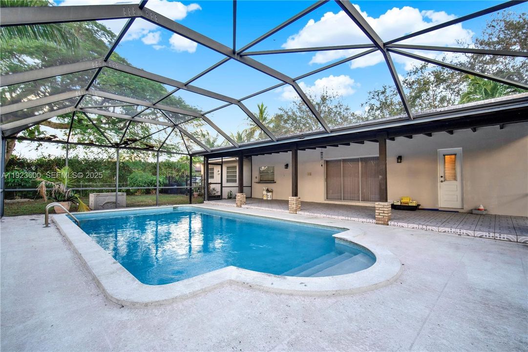 En Venta: $1,100,000 (4 camas, 2 baños, 2529 Pies cuadrados)