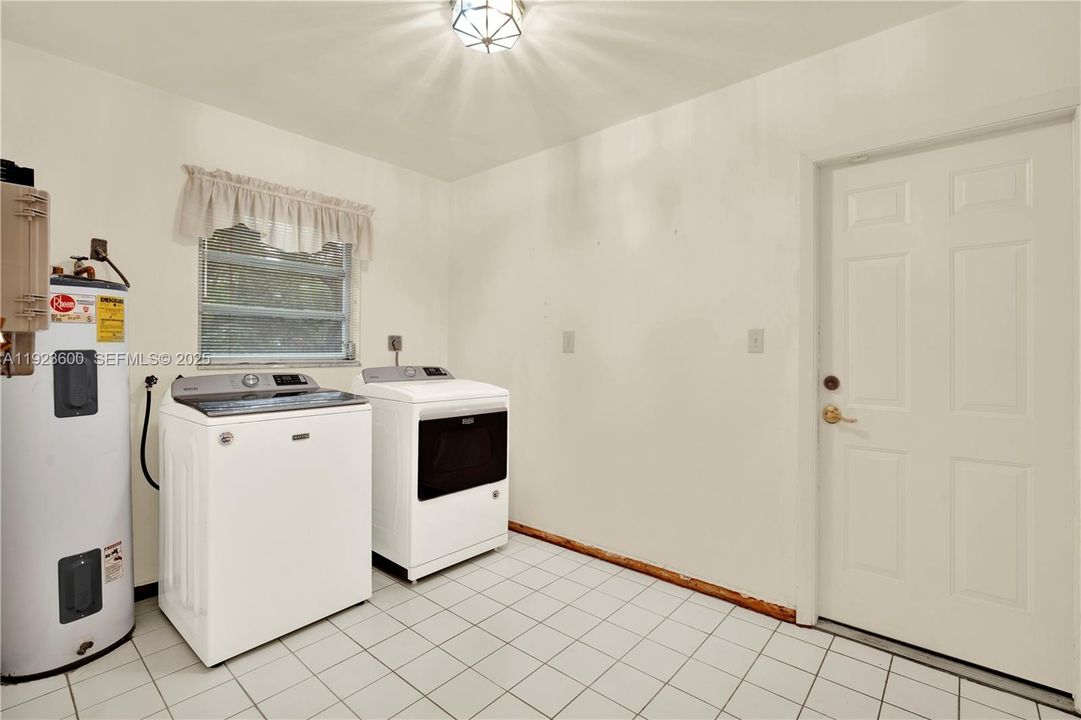 En Venta: $1,100,000 (4 camas, 2 baños, 2529 Pies cuadrados)