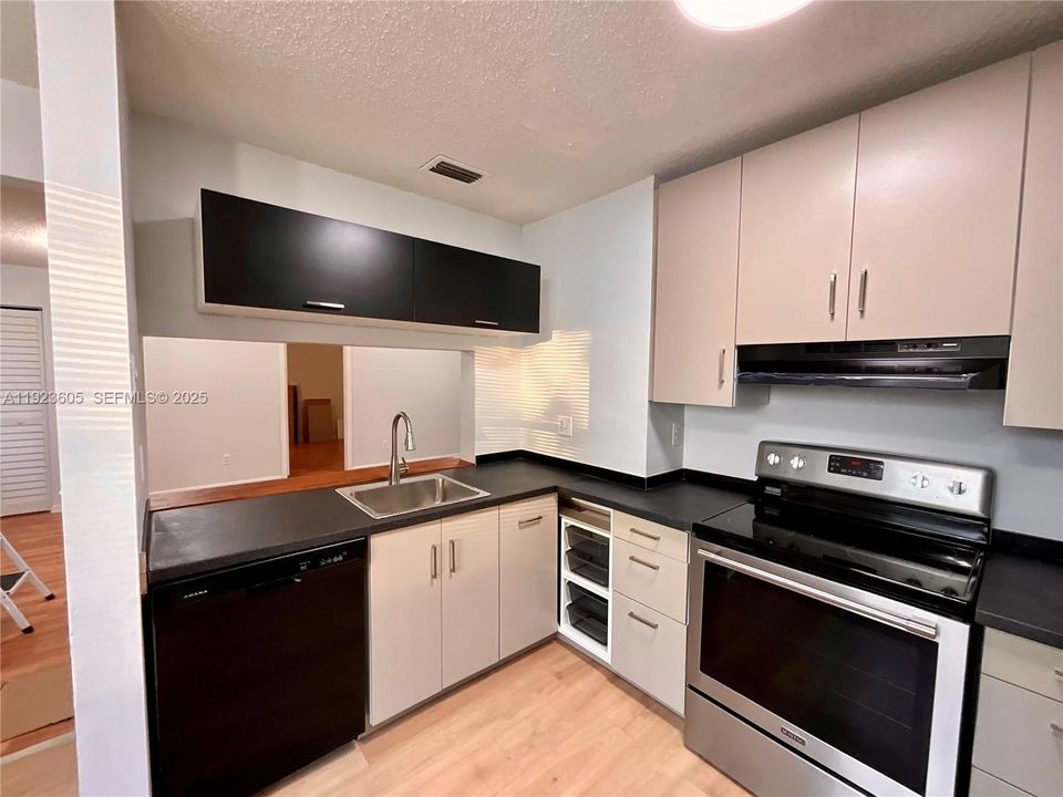 For Rent: $2,100 (2 beds, 2 baths, 850 Square Feet)