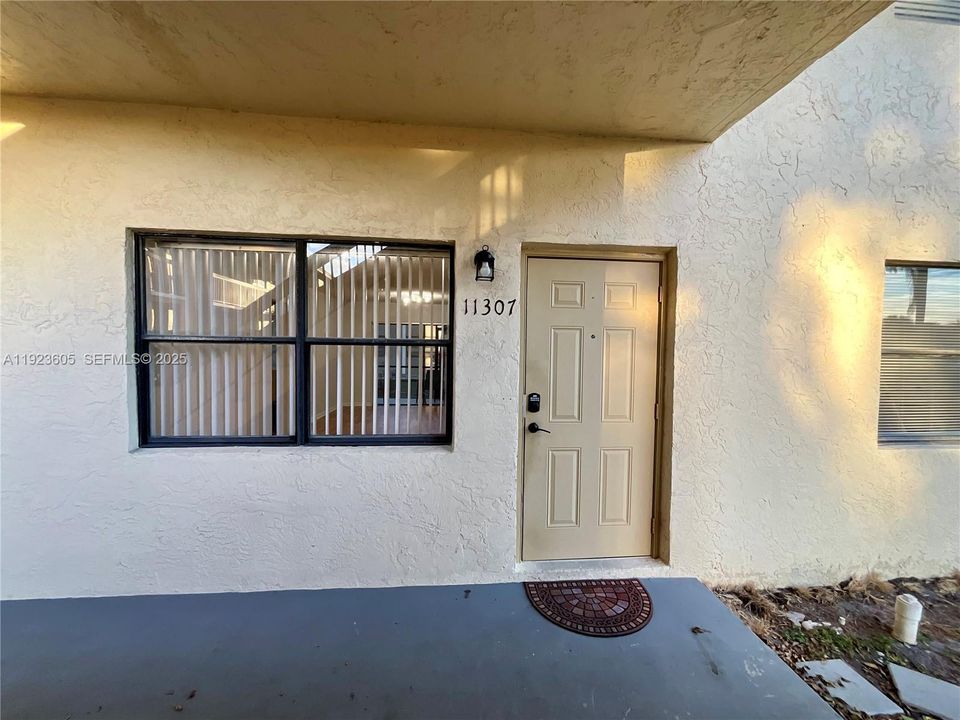 For Rent: $2,100 (2 beds, 2 baths, 850 Square Feet)