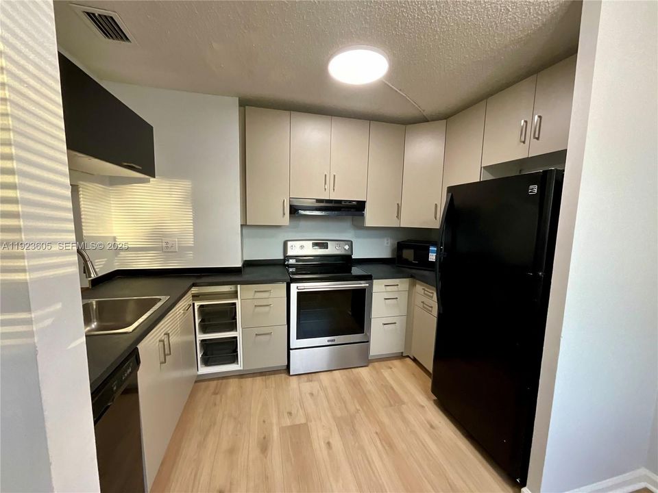 For Rent: $2,100 (2 beds, 2 baths, 850 Square Feet)
