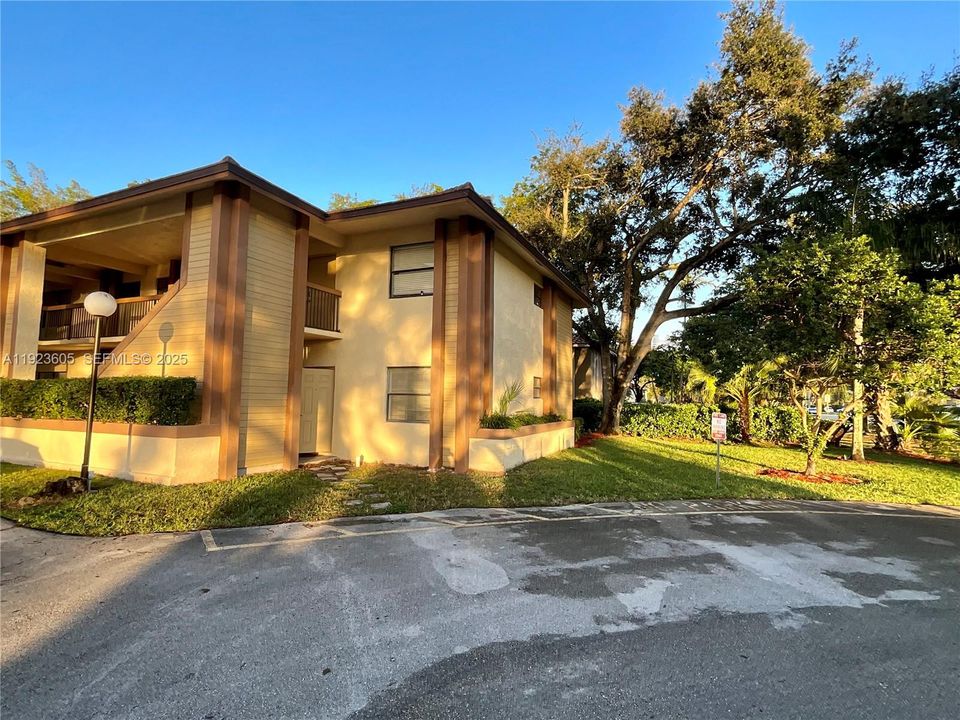 For Rent: $2,100 (2 beds, 2 baths, 850 Square Feet)