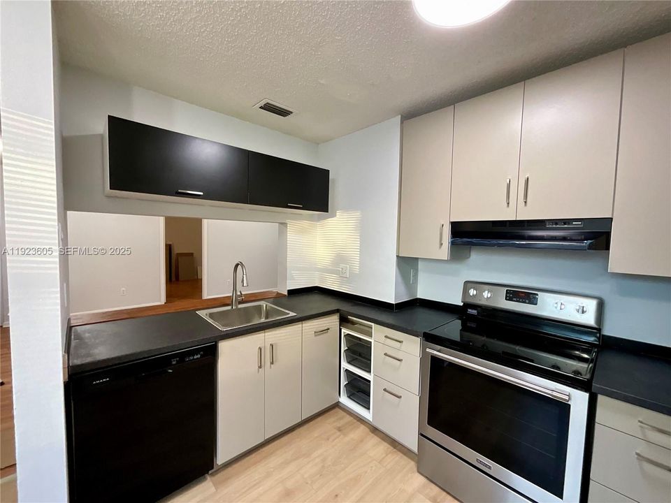 For Rent: $2,100 (2 beds, 2 baths, 850 Square Feet)