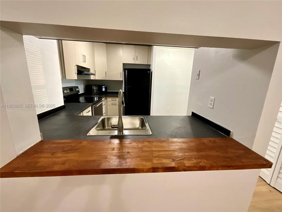 For Rent: $2,100 (2 beds, 2 baths, 850 Square Feet)