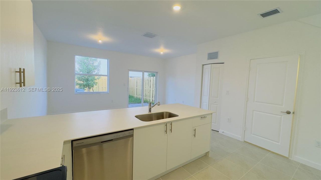 В аренду: $2,450 (3 спален, 2 ванн, 1413 Квадратных фут)