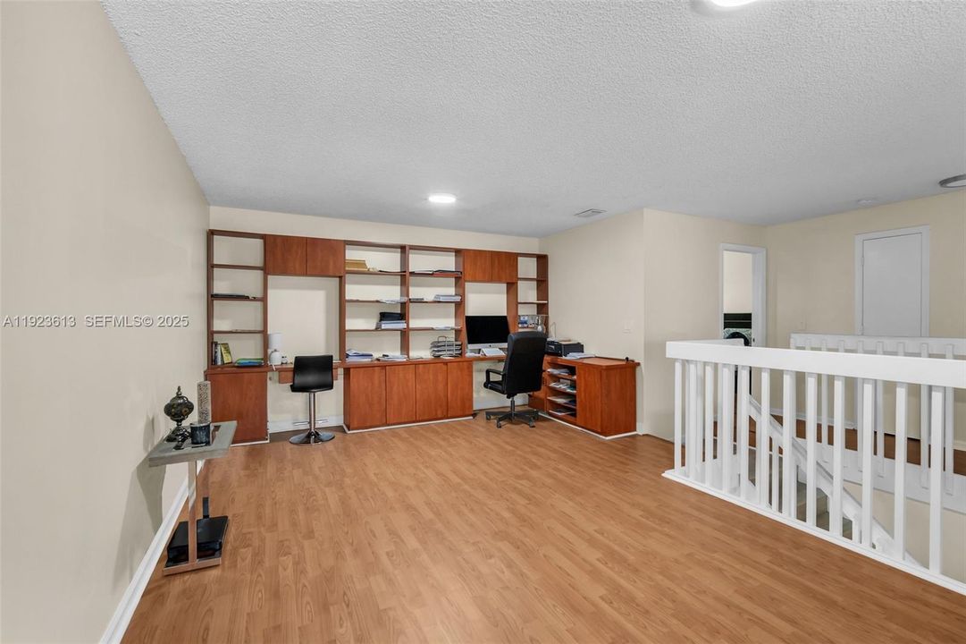 Activo con contrato: $449,800 (4 camas, 2 baños, 1690 Pies cuadrados)