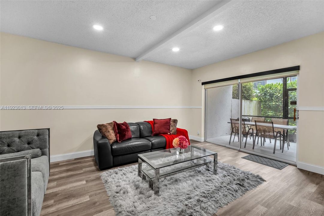 Activo con contrato: $449,800 (4 camas, 2 baños, 1690 Pies cuadrados)