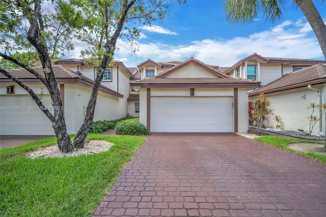 Activo con contrato: $449,800 (4 camas, 2 baños, 1690 Pies cuadrados)