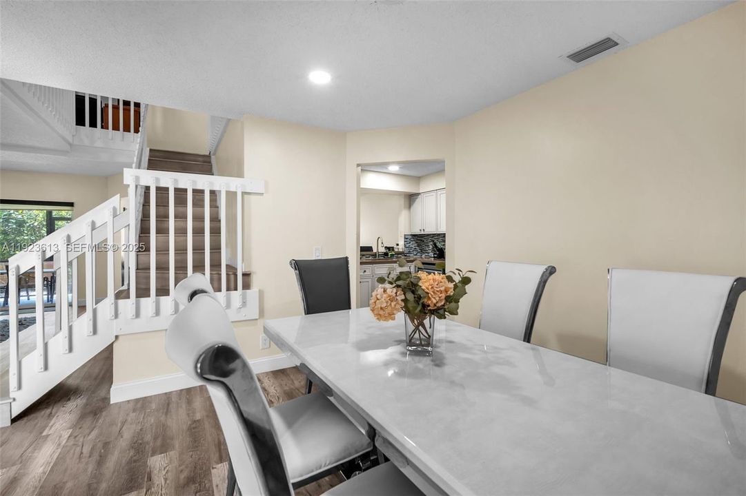 Activo con contrato: $449,800 (4 camas, 2 baños, 1690 Pies cuadrados)