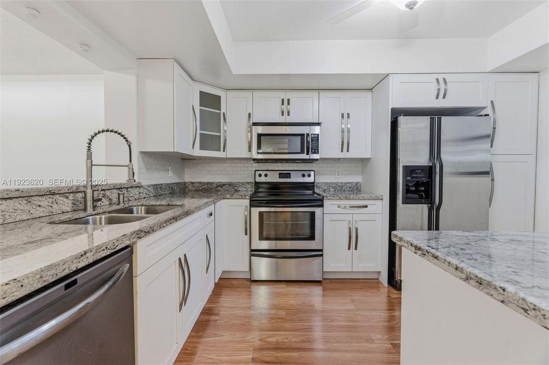 For Sale: $320,000 (2 beds, 2 baths, 1292 Square Feet)