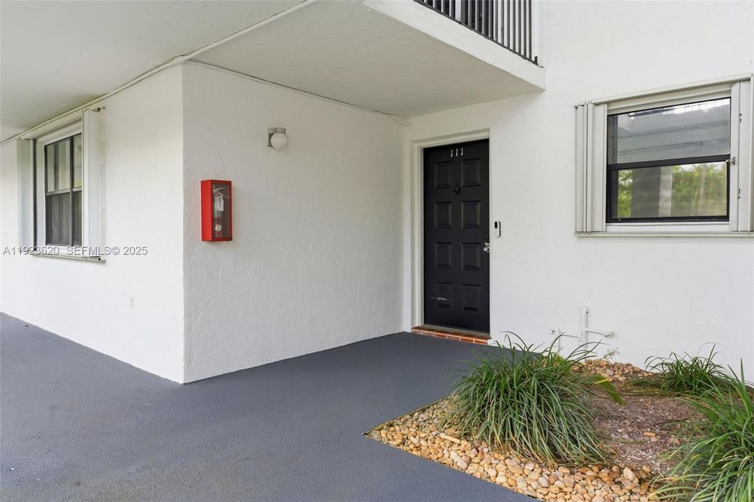 For Sale: $320,000 (2 beds, 2 baths, 1292 Square Feet)