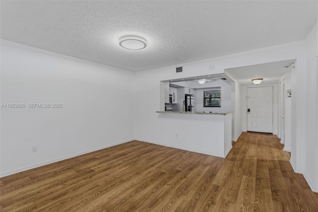 For Sale: $320,000 (2 beds, 2 baths, 1292 Square Feet)