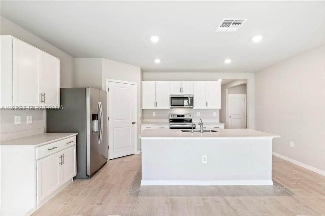 For Rent: $2,500 (4 beds, 2 baths, 1828 Square Feet)