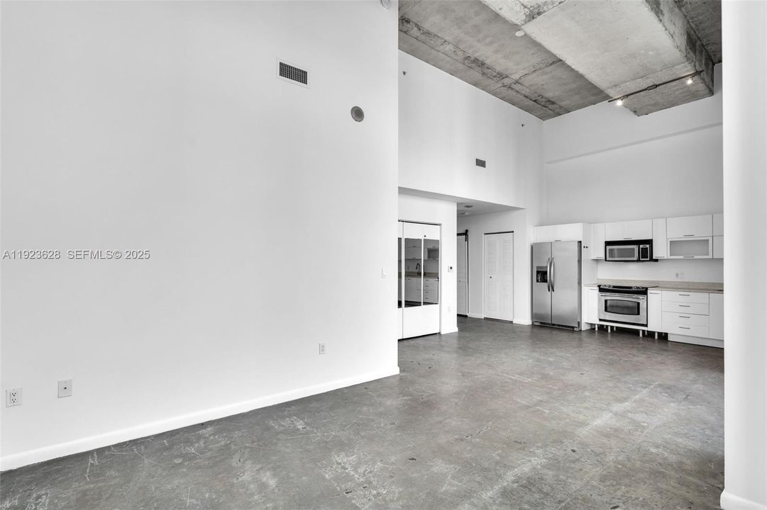 For Sale: $349,000 (1 beds, 1 baths, 620 Square Feet)