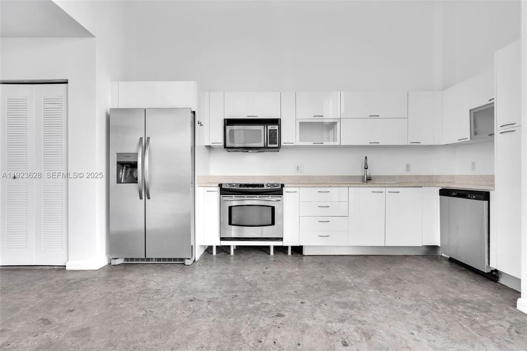 For Sale: $349,000 (1 beds, 1 baths, 620 Square Feet)