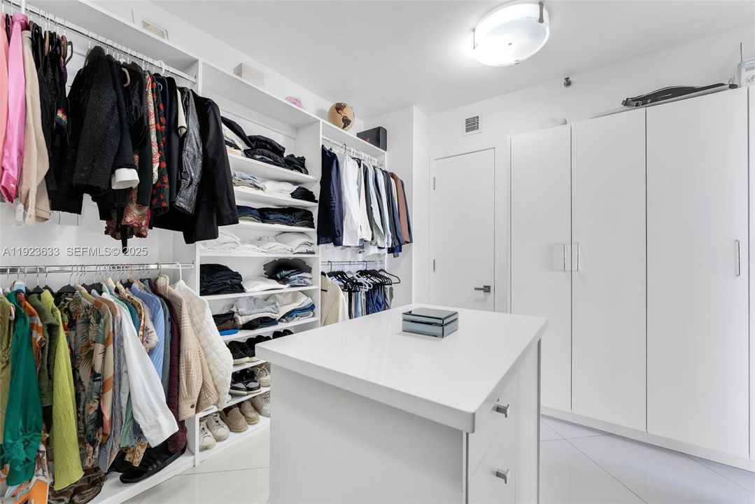 En Venta: $1,250,000 (4 camas, 3 baños, 2360 Pies cuadrados)