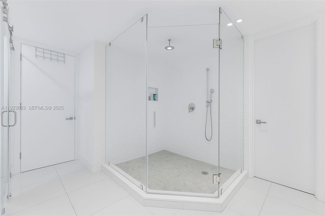 En Venta: $1,250,000 (4 camas, 3 baños, 2360 Pies cuadrados)