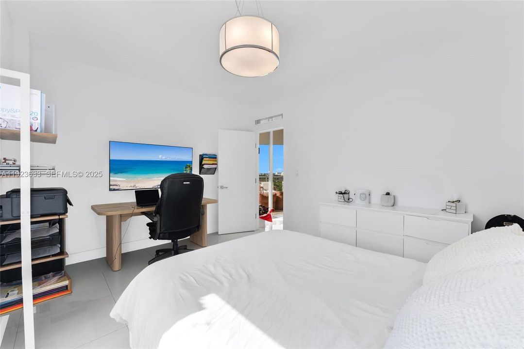 En Venta: $1,250,000 (4 camas, 3 baños, 2360 Pies cuadrados)