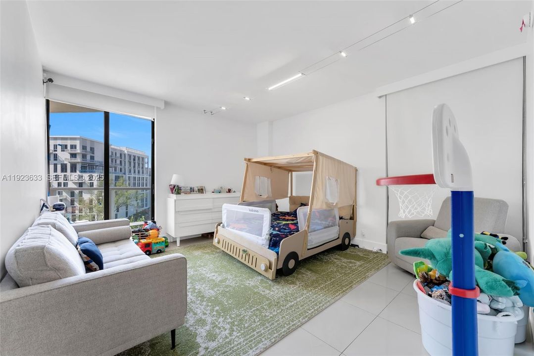 En Venta: $1,250,000 (4 camas, 3 baños, 2360 Pies cuadrados)