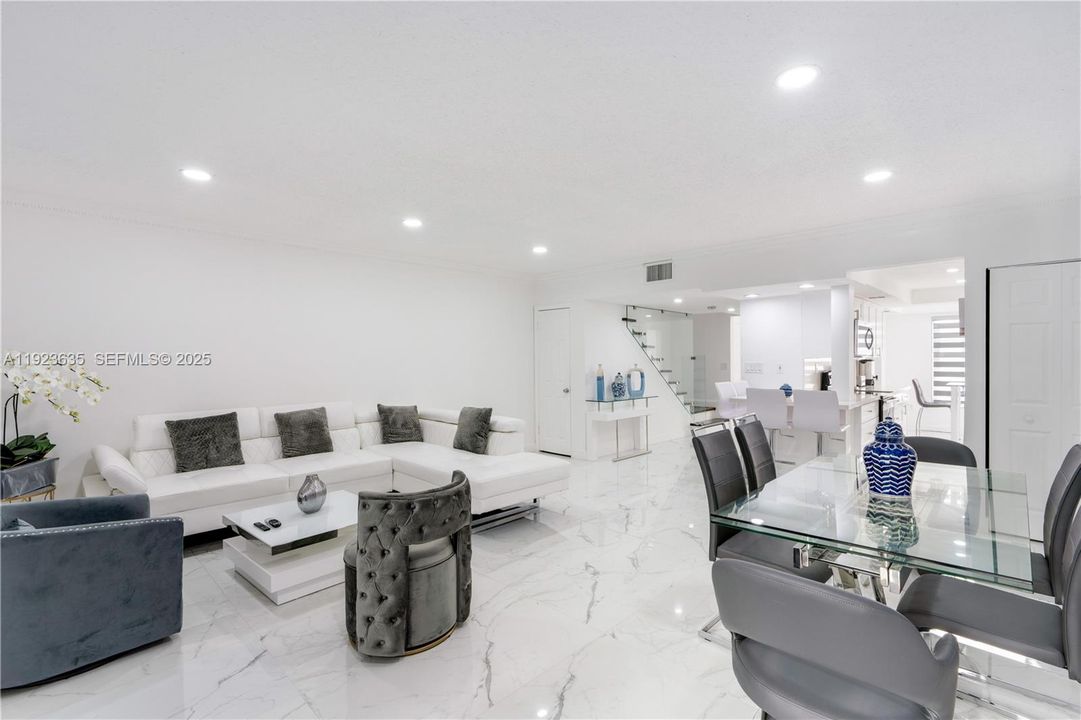 出租: $4,650 (2 贝兹, 2 浴室, 1560 平方英尺)