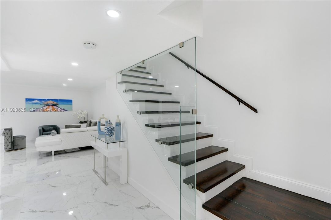 出租: $4,650 (2 贝兹, 2 浴室, 1560 平方英尺)