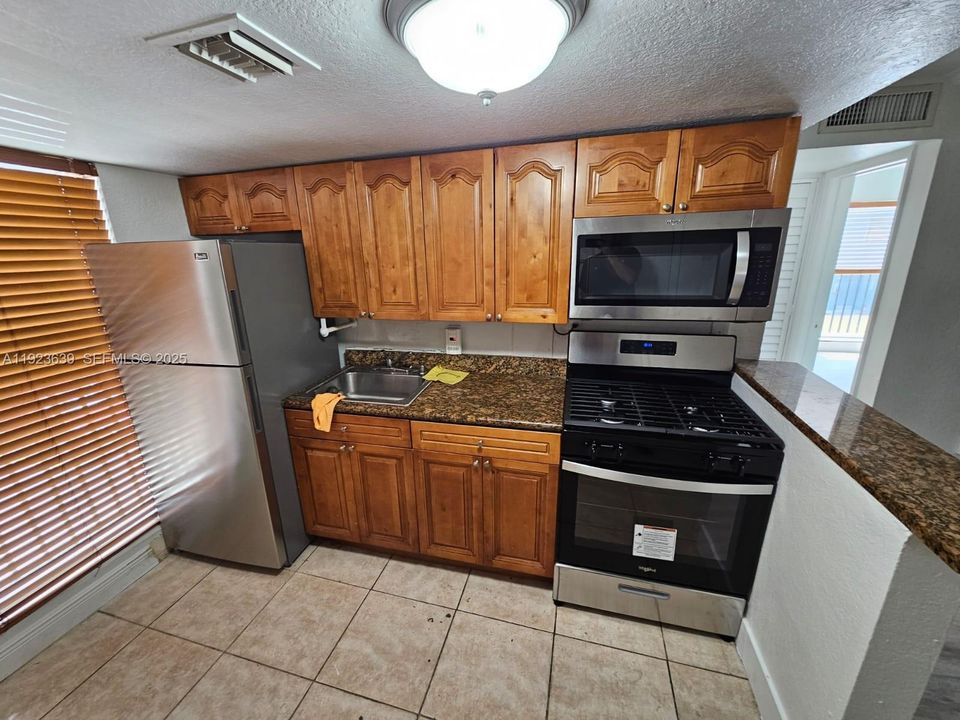 For Rent: $2,100 (2 beds, 1 baths, 631 Square Feet)