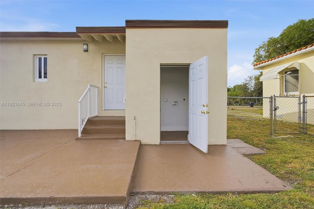 For Sale: $724,900 (3 beds, 2 baths, 942 Square Feet)