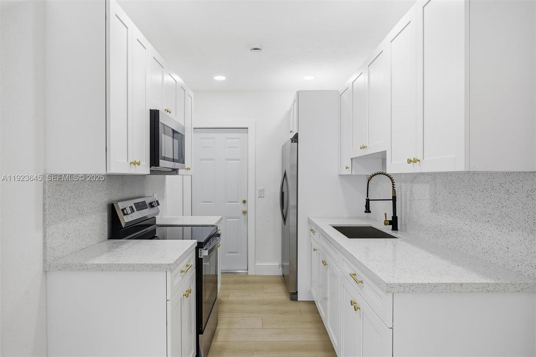 For Sale: $724,900 (3 beds, 2 baths, 942 Square Feet)