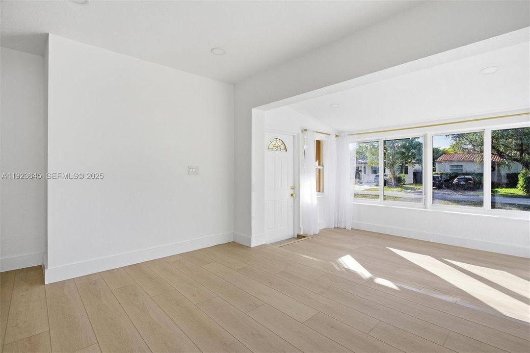 For Sale: $724,900 (3 beds, 2 baths, 942 Square Feet)