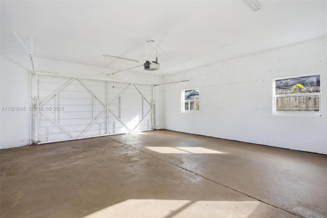 For Sale: $724,900 (3 beds, 2 baths, 942 Square Feet)