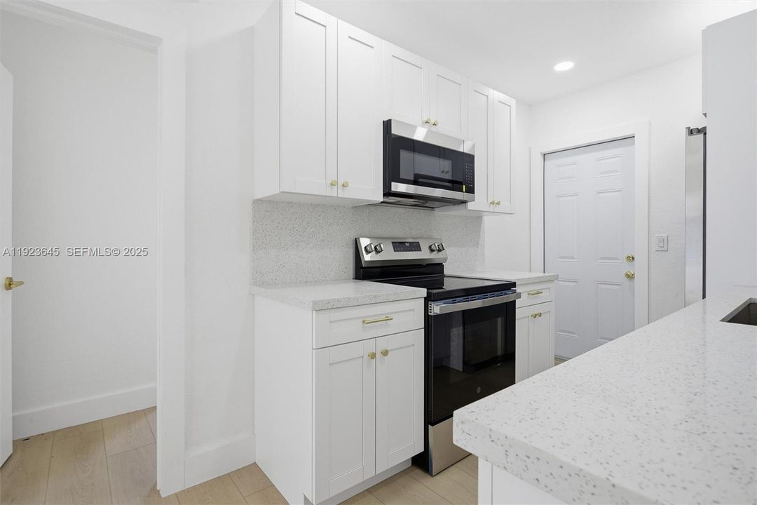 For Sale: $724,900 (3 beds, 2 baths, 942 Square Feet)