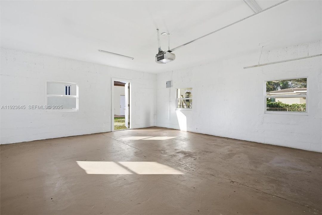 For Sale: $724,900 (3 beds, 2 baths, 942 Square Feet)