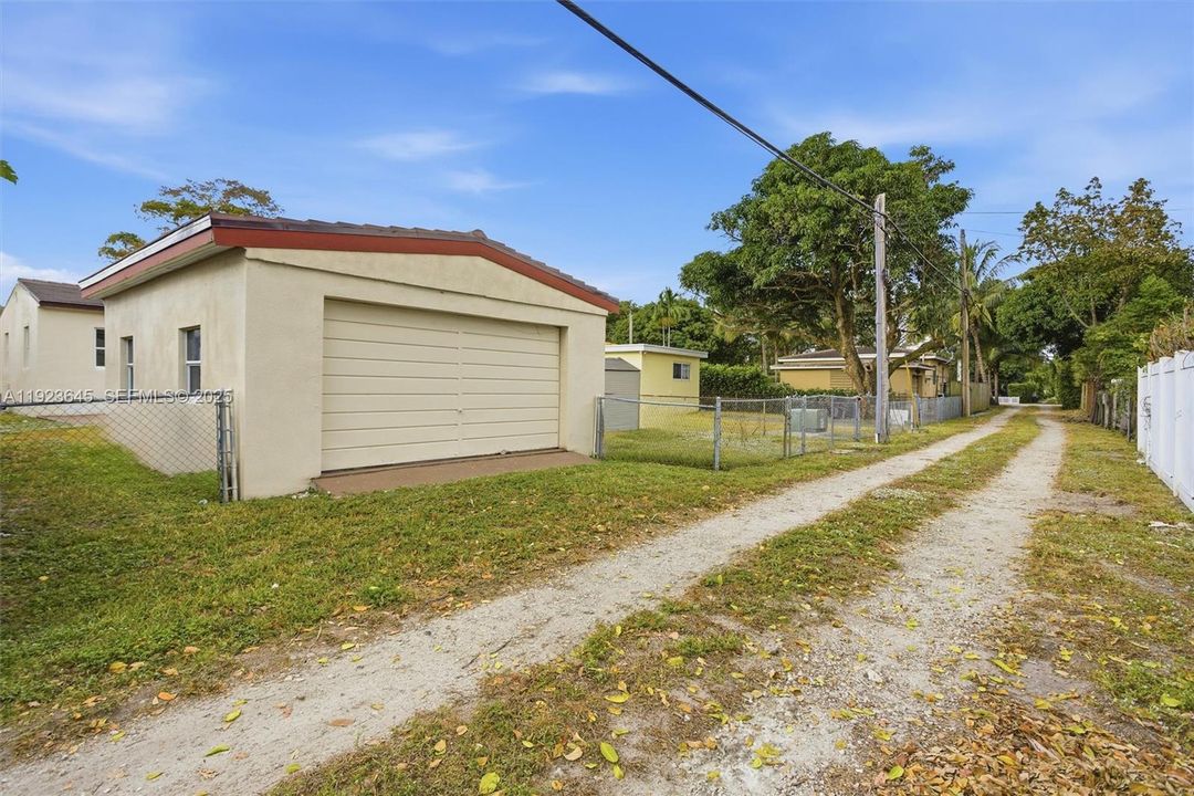 For Sale: $724,900 (3 beds, 2 baths, 942 Square Feet)