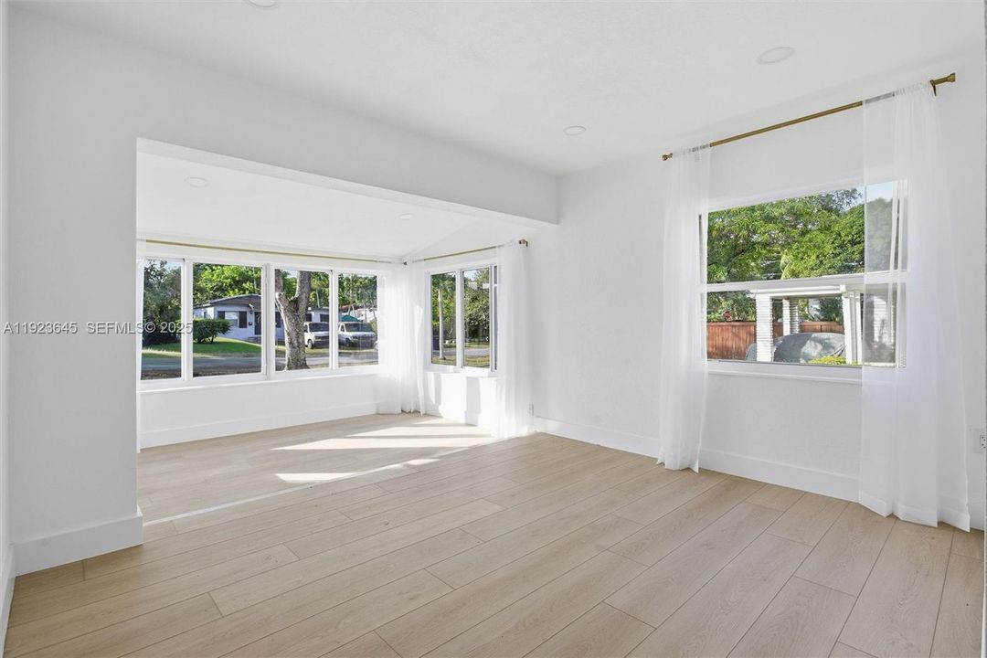 For Sale: $724,900 (3 beds, 2 baths, 942 Square Feet)