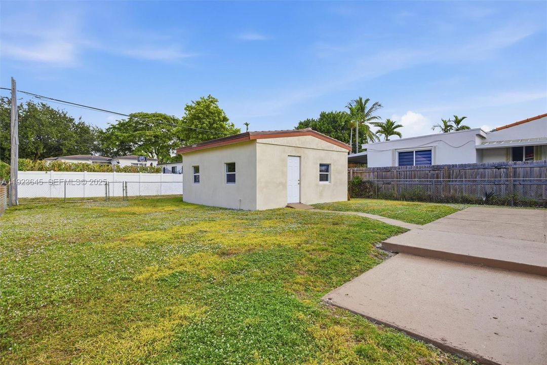 For Sale: $724,900 (3 beds, 2 baths, 942 Square Feet)