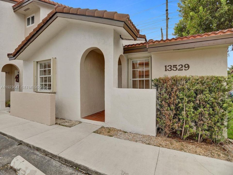 For Rent: $2,500 (2 beds, 2 baths, 900 Square Feet)