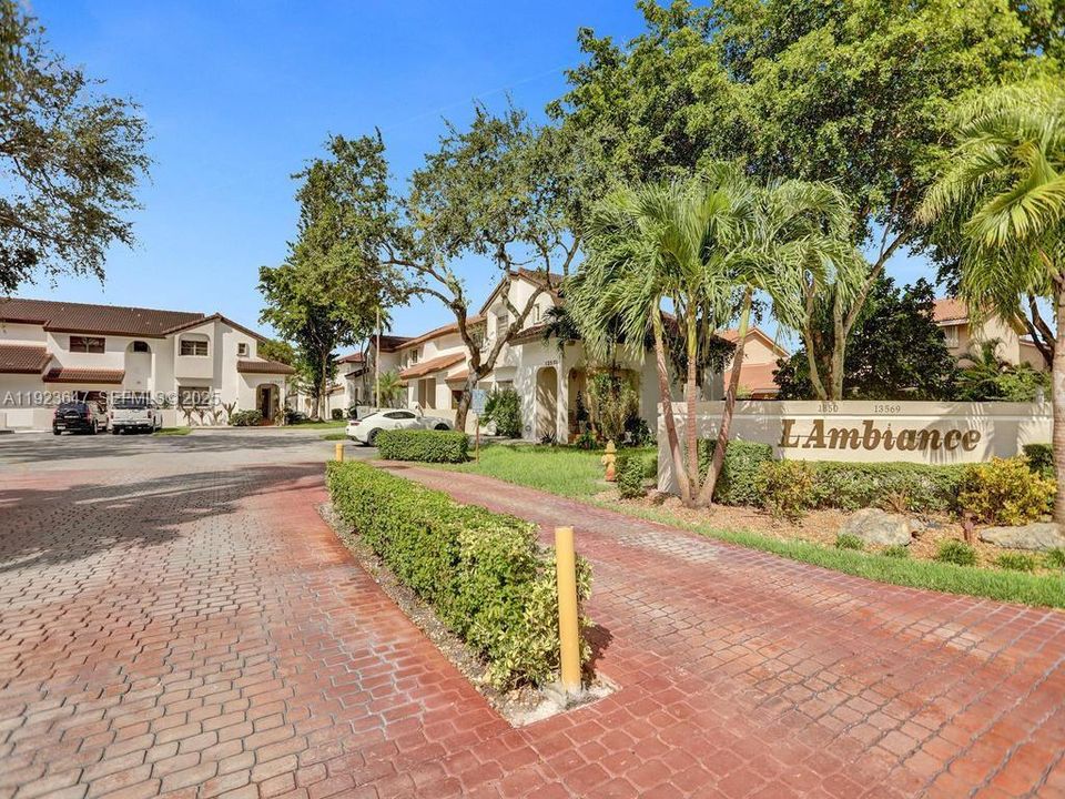 For Rent: $2,500 (2 beds, 2 baths, 900 Square Feet)