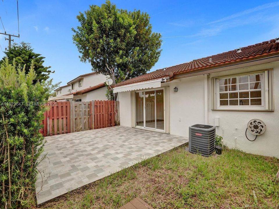 For Rent: $2,500 (2 beds, 2 baths, 900 Square Feet)