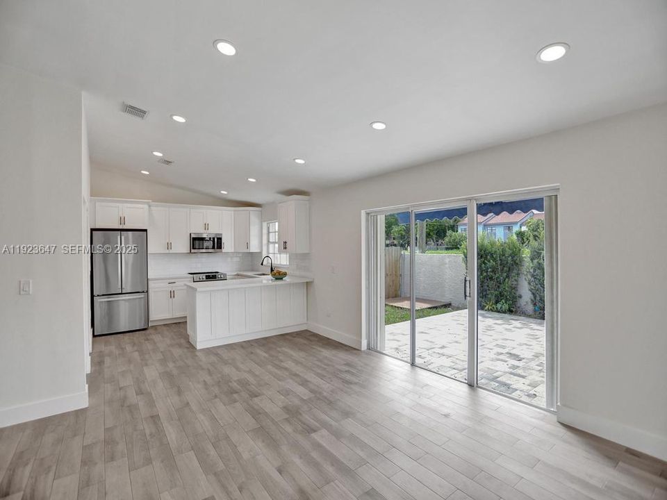 For Rent: $2,500 (2 beds, 2 baths, 900 Square Feet)