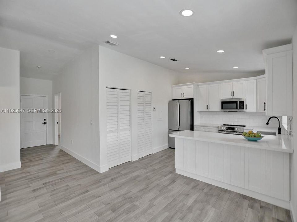 For Rent: $2,500 (2 beds, 2 baths, 900 Square Feet)