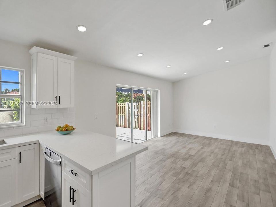 For Rent: $2,500 (2 beds, 2 baths, 900 Square Feet)