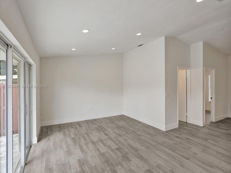 For Rent: $2,500 (2 beds, 2 baths, 900 Square Feet)