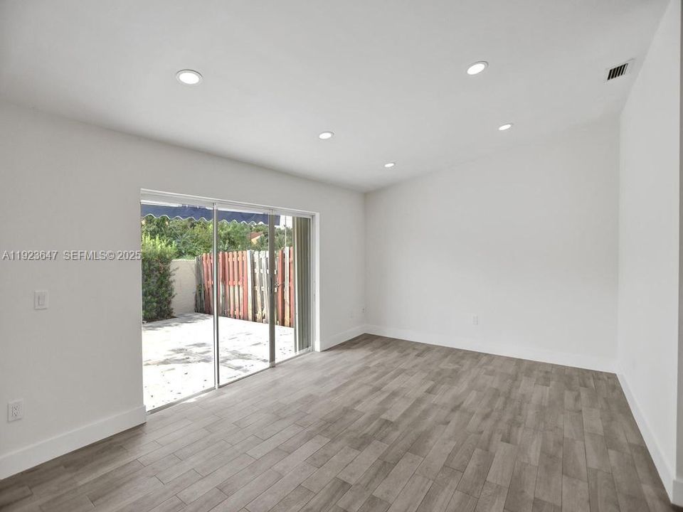 For Rent: $2,500 (2 beds, 2 baths, 900 Square Feet)