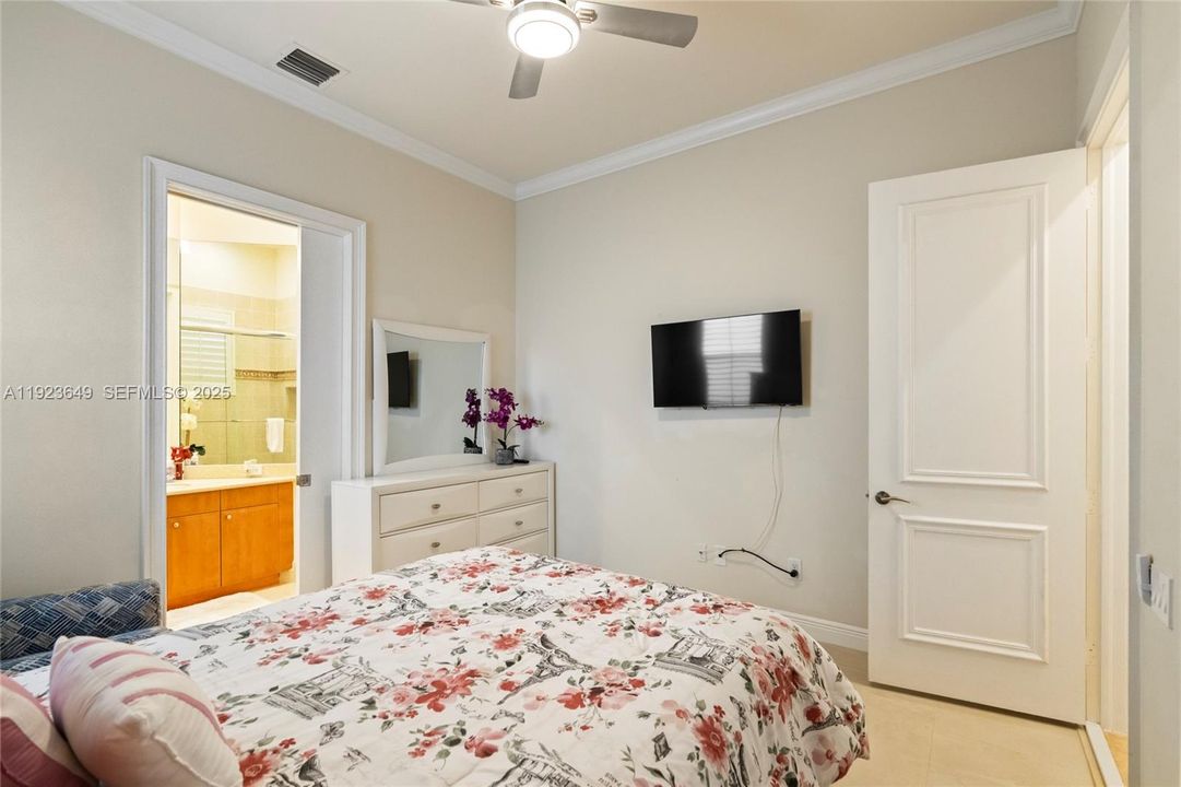 For Sale: $4,100,000 (5 beds, 6 baths, 4882 Square Feet)