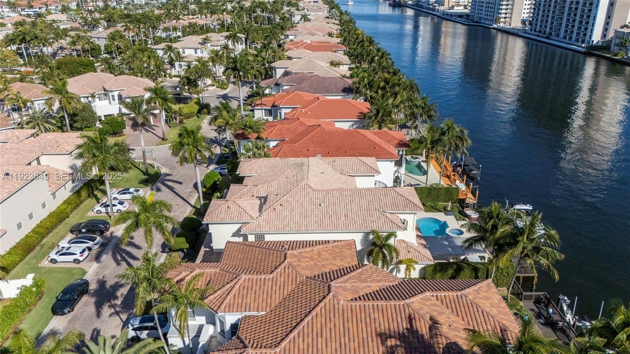 For Sale: $4,100,000 (5 beds, 6 baths, 4882 Square Feet)