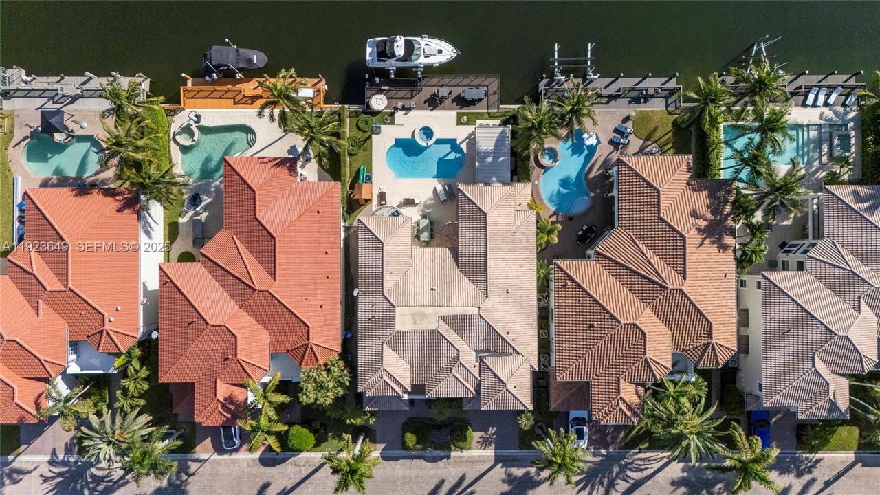 For Sale: $4,100,000 (5 beds, 6 baths, 4882 Square Feet)